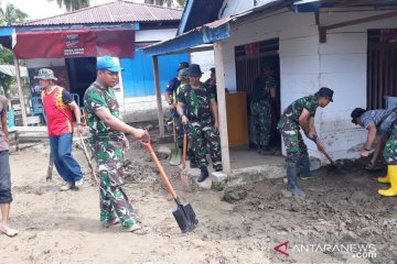 Lantamal VIII bersihkan material longsor di Bolaang Mongondow Utara