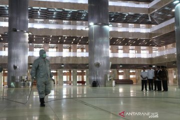 Cegah COVID-19, Presiden Jokowi saksikan pembersihan masjid Istiqlal