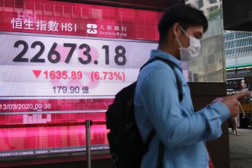 Saham Hong Kong ditutup anjlok, Indeks Hang Seng jatuh 324,90 poin