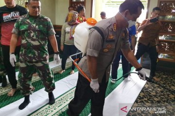 Cegah COVID-19, Polres Metro Bekasi Kota gelar sterilisasi di masjid