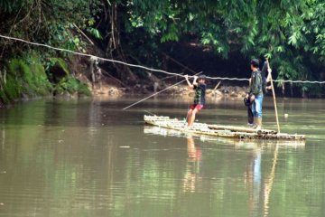 Jasa Penyeberangan Rakit Bambu