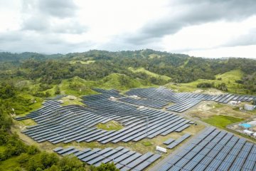 Menengok ladang panel surya terbesar di Indonesia