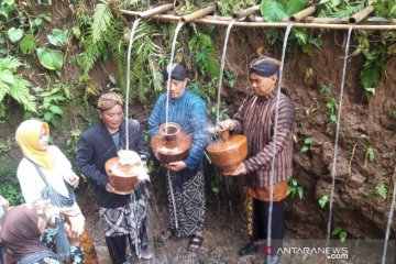 Prosesi pengambilan air jamasan awali Festival Durian Ngropoh