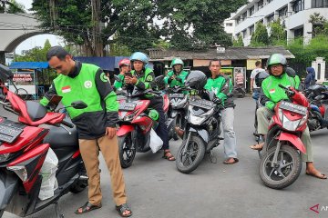 Sekolah libur, pengemudi ojek daring sepi penumpang