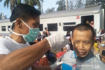 Suhu tubuh penumpang kereta api di Pariaman diperiksa