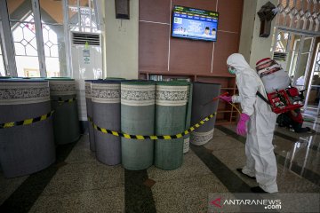 Cegah penyebaran COVID-19, Masjid Raya Batam disemprot disinfektan