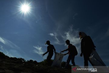 Bersih-bersih sampah di pantai