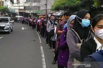 TransJakarta dikritik warga akibat pembatasan penumpang