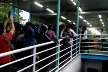 Antrean penumpang "mengular" di Halte TransJakarta UKI