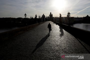 Warga Praha gelar perayaan selamat tinggal virus corona