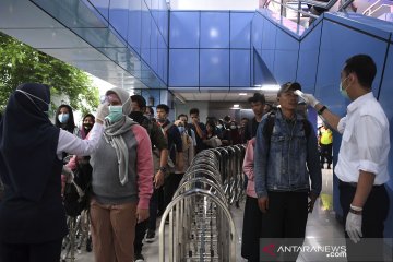 Pemeriksaan suhu tubuh penumpang KRL antisipasi penyebaran COVID-19