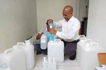 Dinkes Surabaya produksi "hand sanitizer" untuk dibagikan ke publik