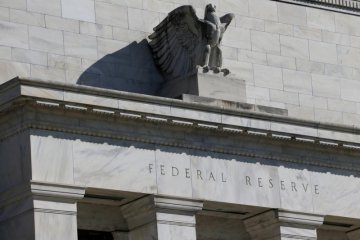 Dolar jatuh setelah Fed luncurkan langkah-langkah agresif dukung pasar