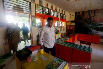 Foto - Bupati Hamim tinjau SDN 3 Bulango Timur yang diliburkan