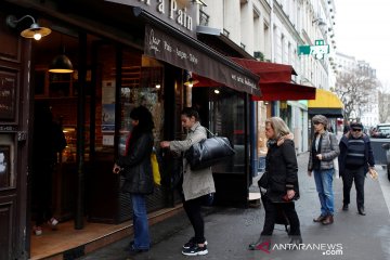 Gel pembersih tangan disediakan di halte bus pascakarantina di Paris