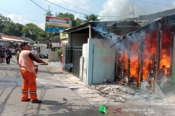 Api membakar tempat usaha laundry dan warung makan di Ciracas