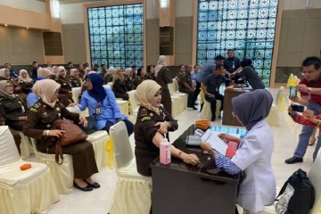 Ratusan jaksa di Riau divaksin influenza cegah corona