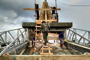 TNI bantu warga perbaiki kubah masjid di Asiki