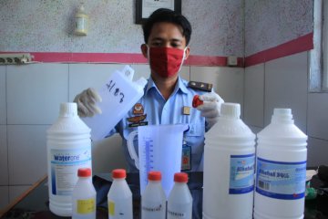 Cegah COVID-19 Rutan Makassar racik hand sanitizer