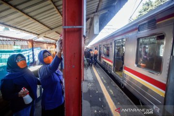 Aksi bersih stasiun cegah penyebaran COVID-19