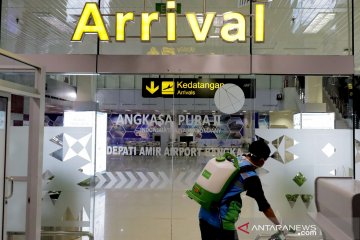 Cegah penyebaran COVID-19, Bandara Depati Amir disemprot disinfektan