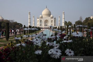 India buka kembali Taj Mahal meski infeksi COVID-19 melonjak
