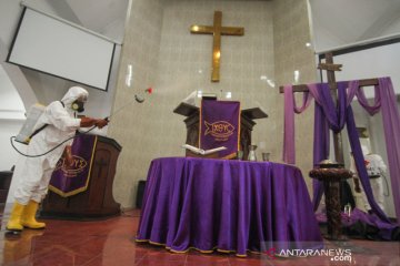 Penyemprotan disinfektan di gereja di Depok