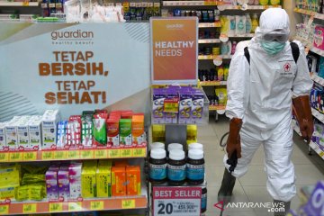 Penyemprotan disinfektan di pusat perbelanjaan