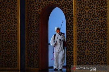 Penyemprotan disinfektan di Masjid Nasional Al Akbar