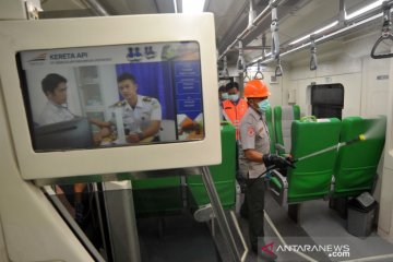 Penyemprotan disinfektan kereta bandara