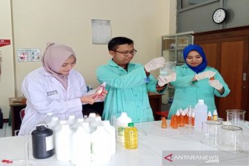 Farmasi UNS produksi hand sanittaizer bantu masyarakat