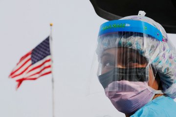 Dokter di AS buat masker sendiri karena barang langka