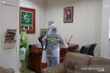 Cegah COVID-19, Kantor DPP PKB disemprot disinfektan