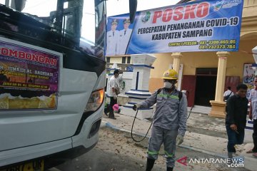 Tim corona Sampang semprotkan disinfektan ke bus pariwisata