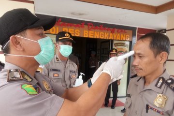 Seluruh personel Polres Bengkayang lakukan pemeriksaan suhu tubuh