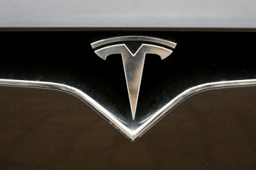 Tesla potong gaji karyawan karena virus corona