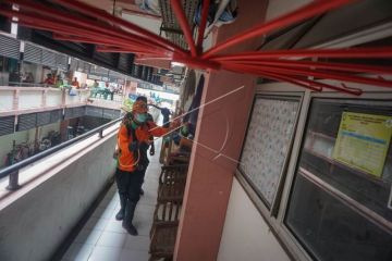 Penyemprotan disinfektan di Rusunawa Semanggi