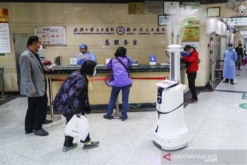Robot pintar semprotkan disinfektan di RS Wuhan