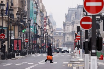 Salam matahari bantu redam kesedihan akibat virus corona di Paris