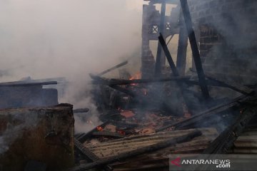 Enam mobil damkar padamkan kebakaran rumah di Pejaten