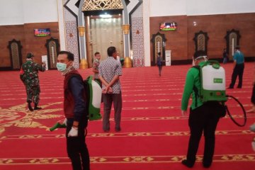 Cegah COVID-19, Islamic Center Mataram disemprot cairan disinfektan