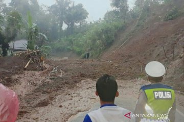 Jalur menuju selatan Cianjur kembali tertutup longsor