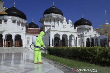 Cegah Covid-19, Masjid Raya Baiturrahman disemprot desinfektan
