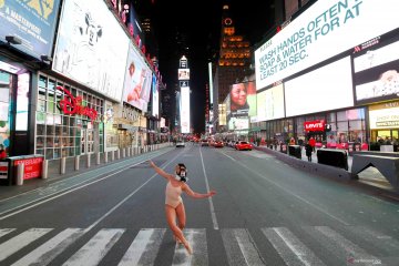 Penari Balet menari di lengangnya jalan di Times Square