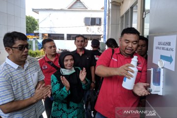 Kader PDI Perjuangan Garut bagikan "hand sanitizer" di tempat umum