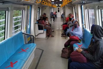 Pengelola LRT Sumatera Selatan terapkan 'social distancing'