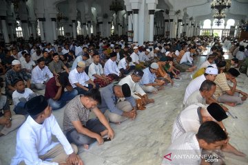 Shalat Jumat tetap ramai di Masjid Raya Baiturrahman