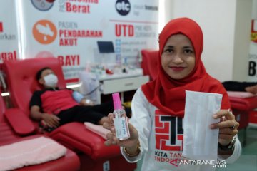 PMI Solo bagikan handsanitizer dan masker kepada pendonor