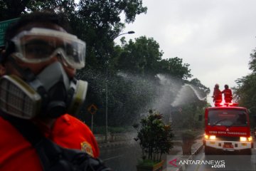 Penyemprotan disinfektan jalan raya Daan Mogot