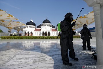 Masjid Raya Baiturrahman disemprotkan disinfektan